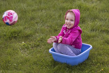 Küçük kız çocuk oynamak, eğlenmek. açık havada
