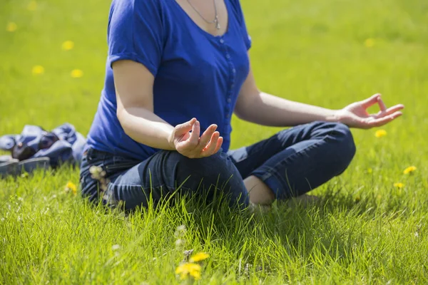 Beautiful blonde eldery senior woman relaxing on a grass in park — Stock Photo, Image