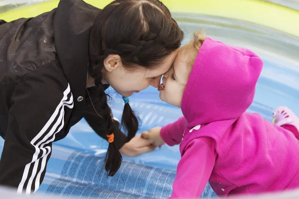 Niña jugando, divirtiéndose con mamá. aire libre — Foto de Stock