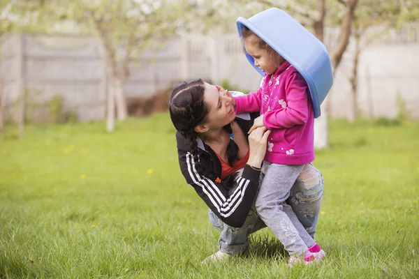 Küçük kız çocuk oynamak, anne ile eğleniyor. açık havada — Stok fotoğraf