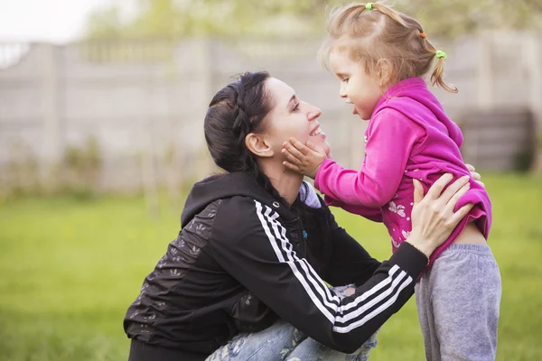 Kleines Mädchen Kind spielt, Spaß mit Mutter. im Freien — Stockfoto