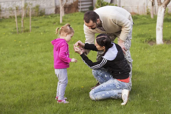 Liten flicka unge spelar, ha kul med mor och far. outd — Stockfoto