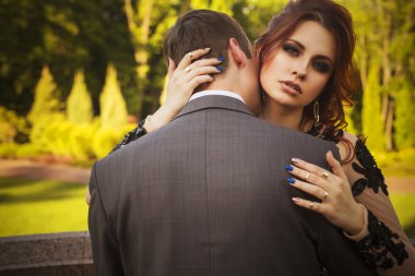 bir Balkonda duran güzel seksi esmer lüks zengin kadın 