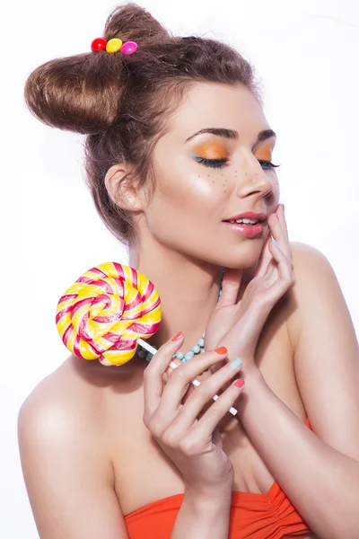 Όμορφη μελαχρινή γυναίκα γλυκιά με πολύχρωμο απαρτίζουν νύχια po και — Φωτογραφία Αρχείου