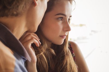 genç bir çift üzerinde bir köprü yazılımlar yaz ışığında sarılma