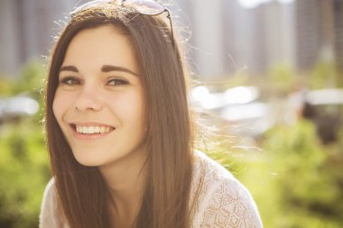 Güzel esmer beyaz genç kadın laughting perfe gösterilen