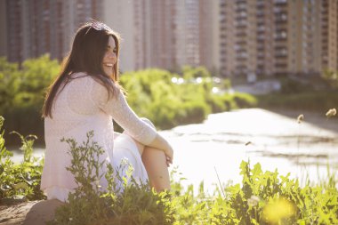 Beyaz elbise oturma o genç güzel esmer beyaz kız