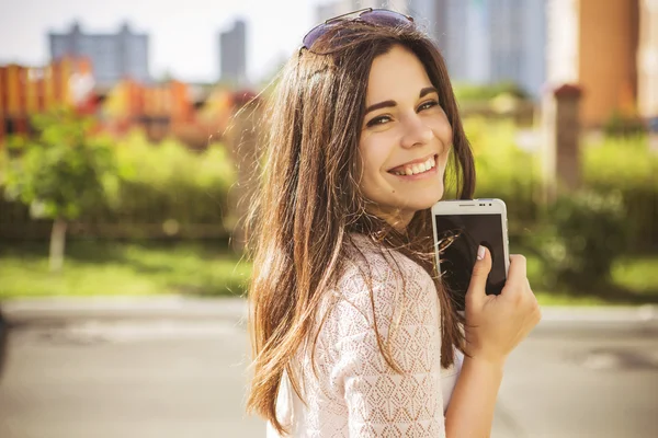 Beautiful brunette caucasian young woman laughting showing perfe — Stock Photo, Image