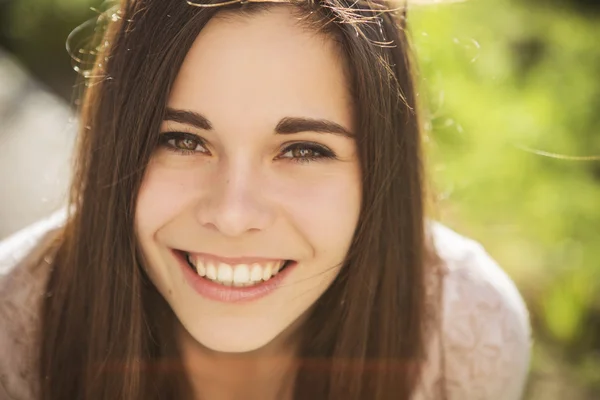 Mooie brunette Kaukasische jonge vrouw laughting perfe weergegeven: — Stockfoto