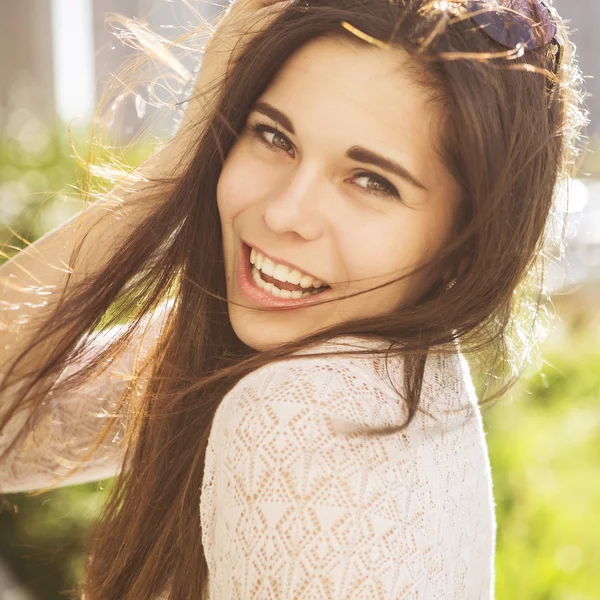 Belle brune caucasienne jeune femme riant montrant perfe — Photo