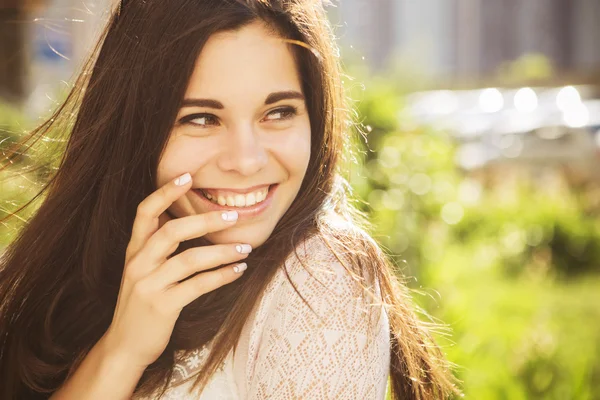 Mooie brunette Kaukasische jonge vrouw laughting perfe weergegeven: — Stockfoto