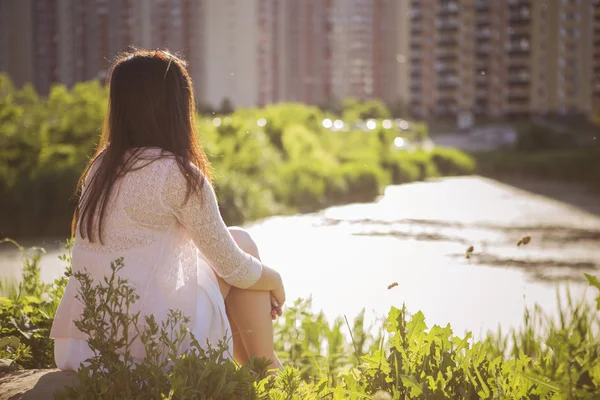 Jonge mooie brunette Kaukasische meisje in witte jurk vergadering o — Stockfoto