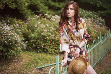 Güzel beyaz beyaz esmer olan kadın kıvırcık hairst