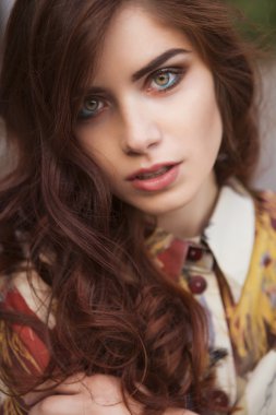 Güzel beyaz beyaz esmer olan kadın kıvırcık hairst