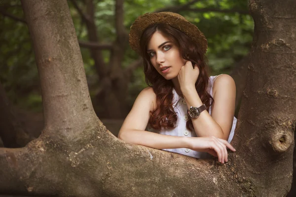 Jonge mooie Kaukasische witte brunette vrouw met gekrulde hairst — Stockfoto