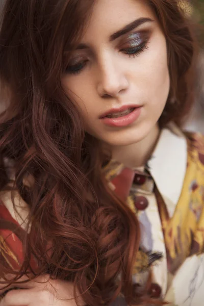 Jonge mooie Kaukasische witte brunette vrouw met gekrulde hairst — Stockfoto