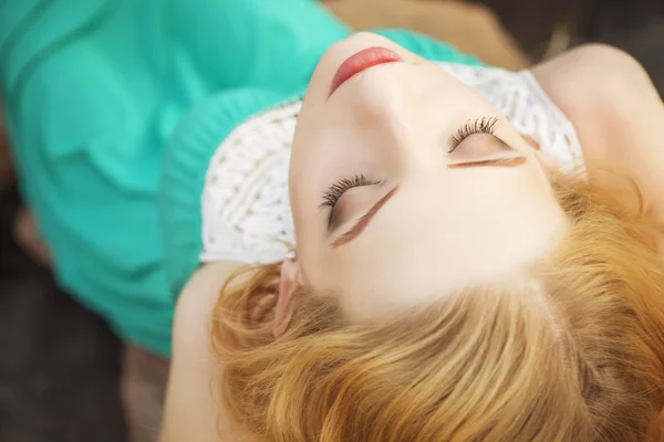 Belle femme blonde à la coiffure frisée et courte, délicate — Photo