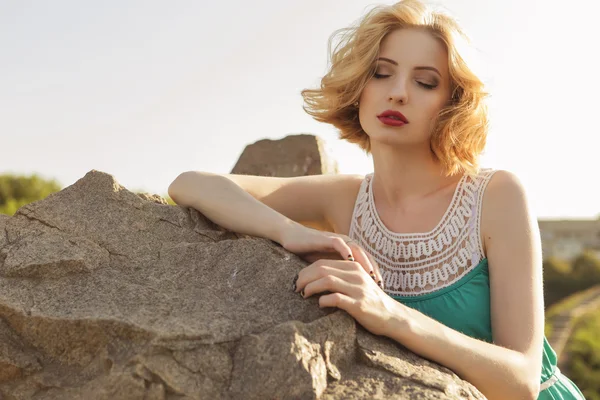 Belle femme blonde à la coiffure frisée et courte, délicate — Photo