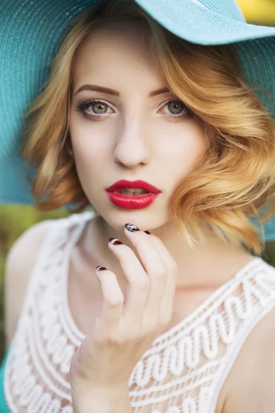 Vacker blond kvinna med lockigt kort bob frisyr, känslig — Stockfoto
