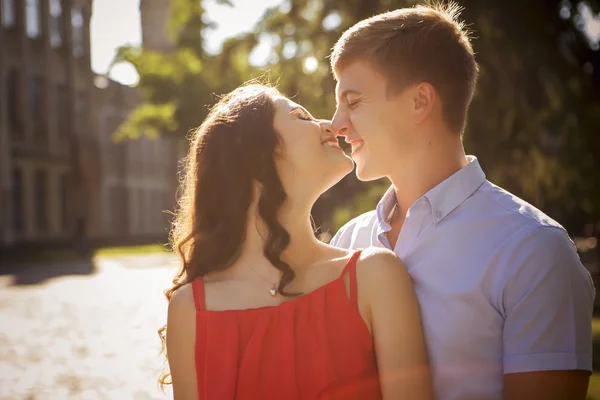 Beau couple brune amoureux embrasser à un rendez-vous dans le parc . — Photo