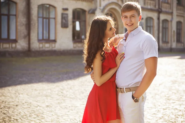 Beautiful brunette couple in love hugging on a date in the park. — Stock Photo, Image