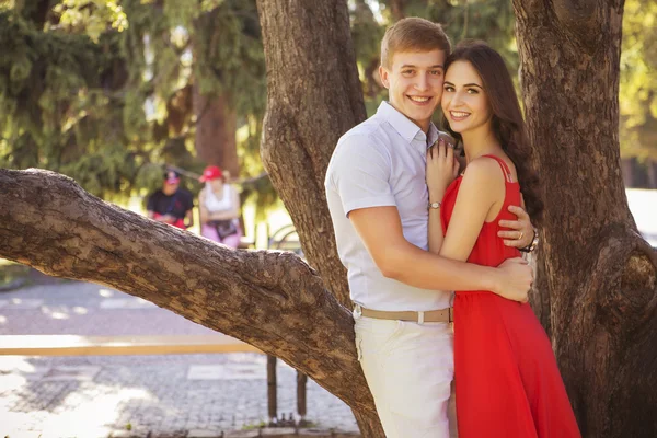 Schönes brünettes verliebtes Paar, das sich bei einem Date im Park umarmt. — Stockfoto