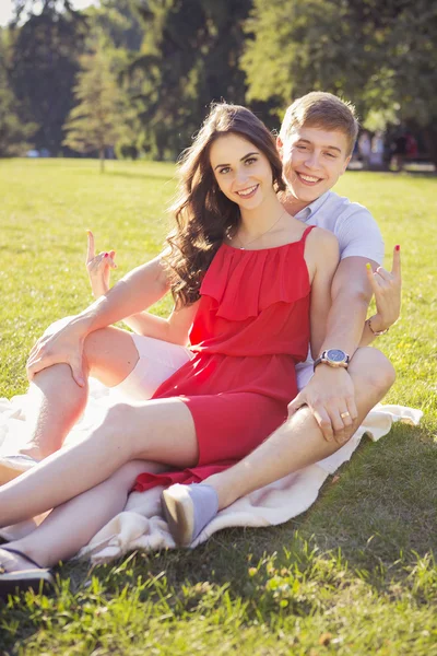 Beau couple de brunes amoureux embrasser à un rendez-vous dans le parc . — Photo