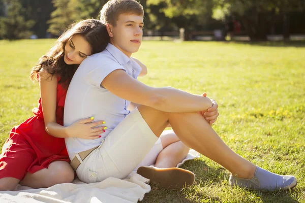 Beau couple de brunes amoureux embrasser à un rendez-vous dans le parc . — Photo