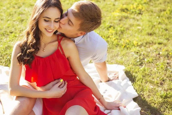 Belo casal morena apaixonada beijando em um encontro no parque . — Fotografia de Stock