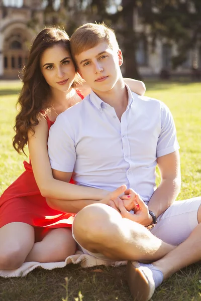 Hermosa pareja morena enamorada abrazándose en una cita en el parque . —  Fotos de Stock