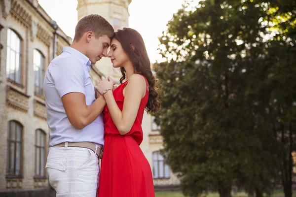 Piękna brunetka para zakochanych przytulanie na randkę w parku. — Zdjęcie stockowe