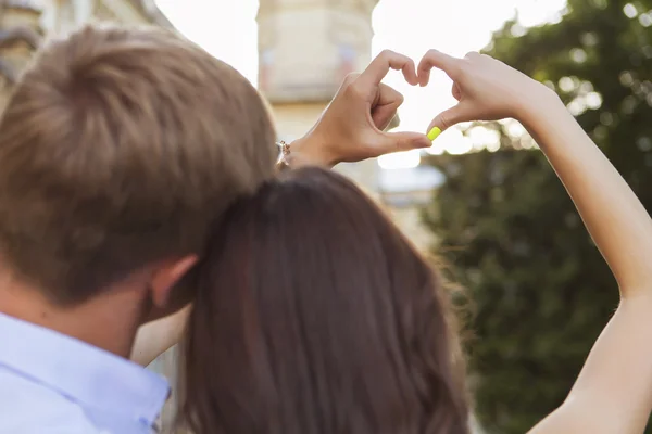 公園でキスの日に愛の美しいブルネット カップル, — ストック写真