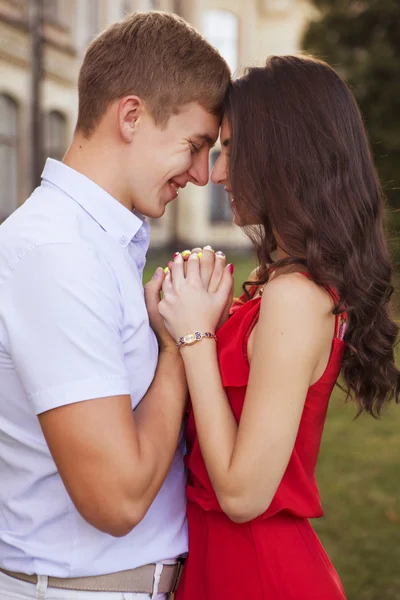 Piękna brunetka para zakochanych przytulanie na randkę w parku. — Zdjęcie stockowe