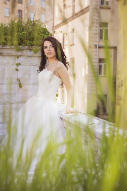 Güzel esmer kadın gelin beyaz düğün Bahçe bir parkta