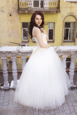 Güzel esmer kadın gelin beyaz düğün Bahçe bir parkta