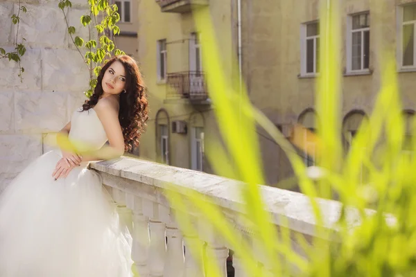 Beautiful brunette woman bride in a garden park in white wedding — Stock Photo, Image