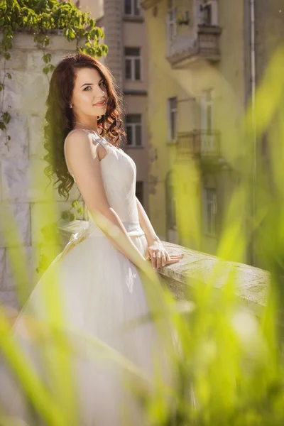 Krásná bruneta žena nevěsta v zahradní park v bílé svatební — Stock fotografie