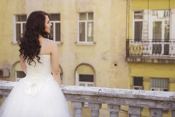 Bella donna bruna sposa in un parco giardino in matrimonio bianco — Foto Stock