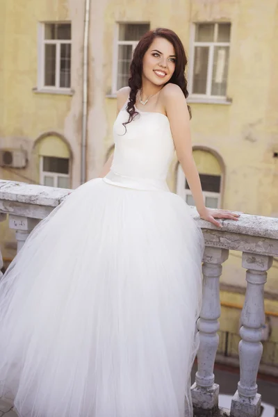 Belle femme brune mariée dans un parc de jardin en mariage blanc — Photo