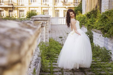 Güzel esmer kadın gelin beyaz düğün Bahçe bir parkta