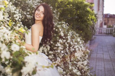 Güzel esmer kadın gelin beyaz düğün Bahçe bir parkta