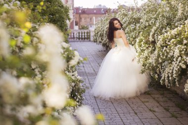 Güzel esmer kadın gelin beyaz düğün Bahçe bir parkta