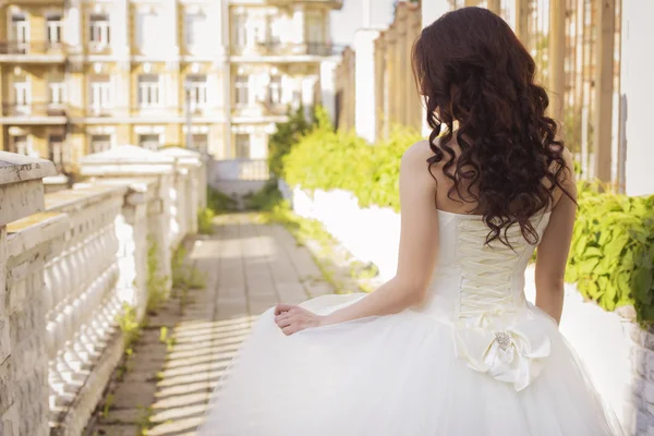 Schöne brünette Frau Braut in einem Gartenpark in weißer Hochzeit — Stockfoto