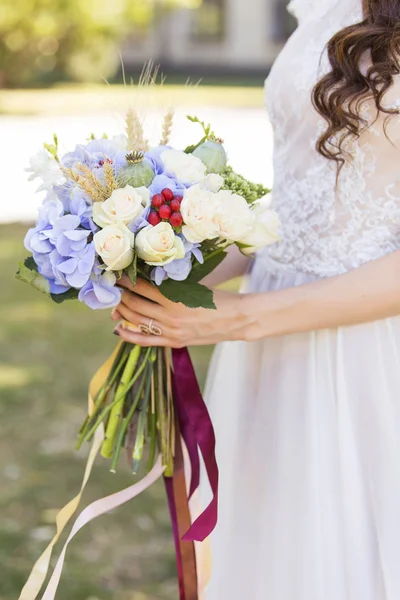 Gelin tutarak onu düğün için elbise beyaz düğün hazırlanmasında — Stok fotoğraf