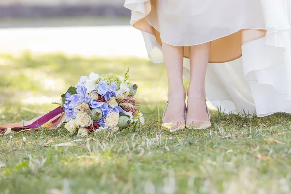 白の結婚式の花嫁のドレス彼女の結婚式の立っている n の準備 — ストック写真