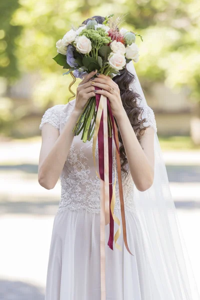 Mariée en robe de mariée blanche se préparant à son mariage tenant dans — Photo