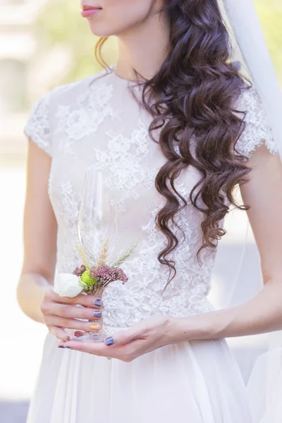 Mariée en robe de mariée blanche se préparant à son mariage tenant dans — Photo