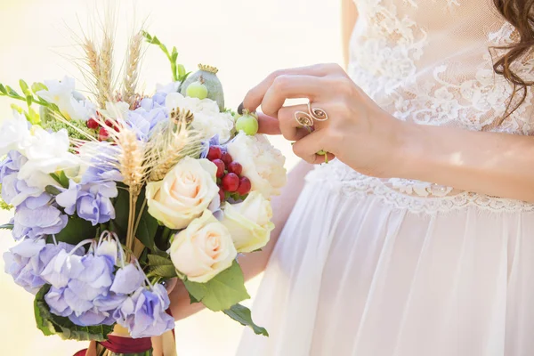 Gelin tutarak onu düğün için elbise beyaz düğün hazırlanmasında — Stok fotoğraf