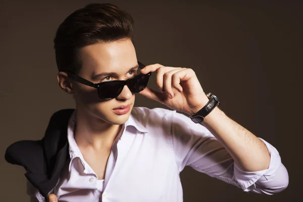 Young handsome brunette macho businessman in black suit and whit — Stock Photo, Image