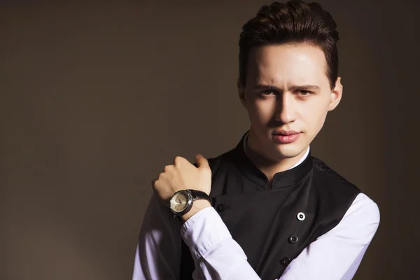 Young handsome brunette macho businessman in black suit and whit — Stock Photo, Image